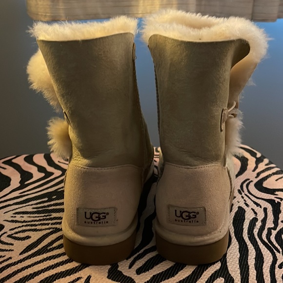 Classic Bailey Button Uggs - Picture 10 of 10